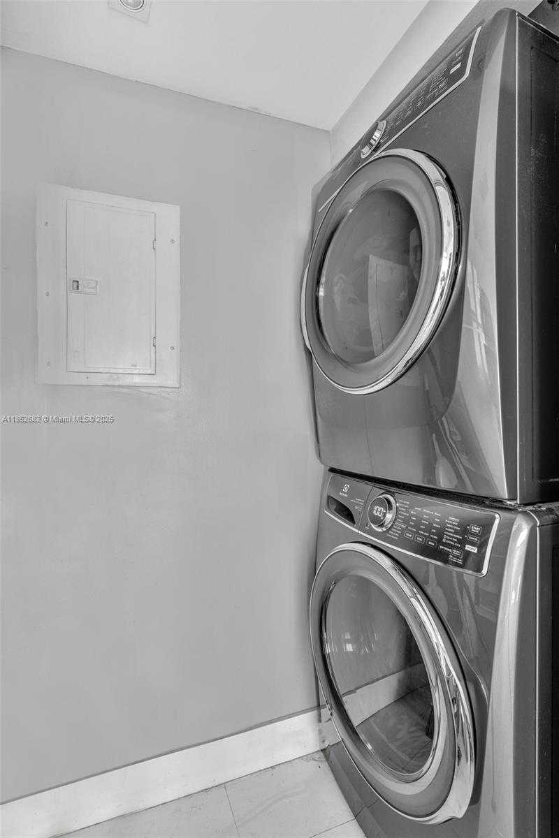 Small Image of 800 CLAUGHTON ISLAND DR #2001, Miami Number 21