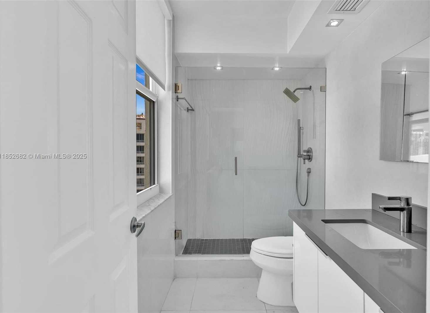 Small Image of 800 CLAUGHTON ISLAND DR #2001, Miami Number 22