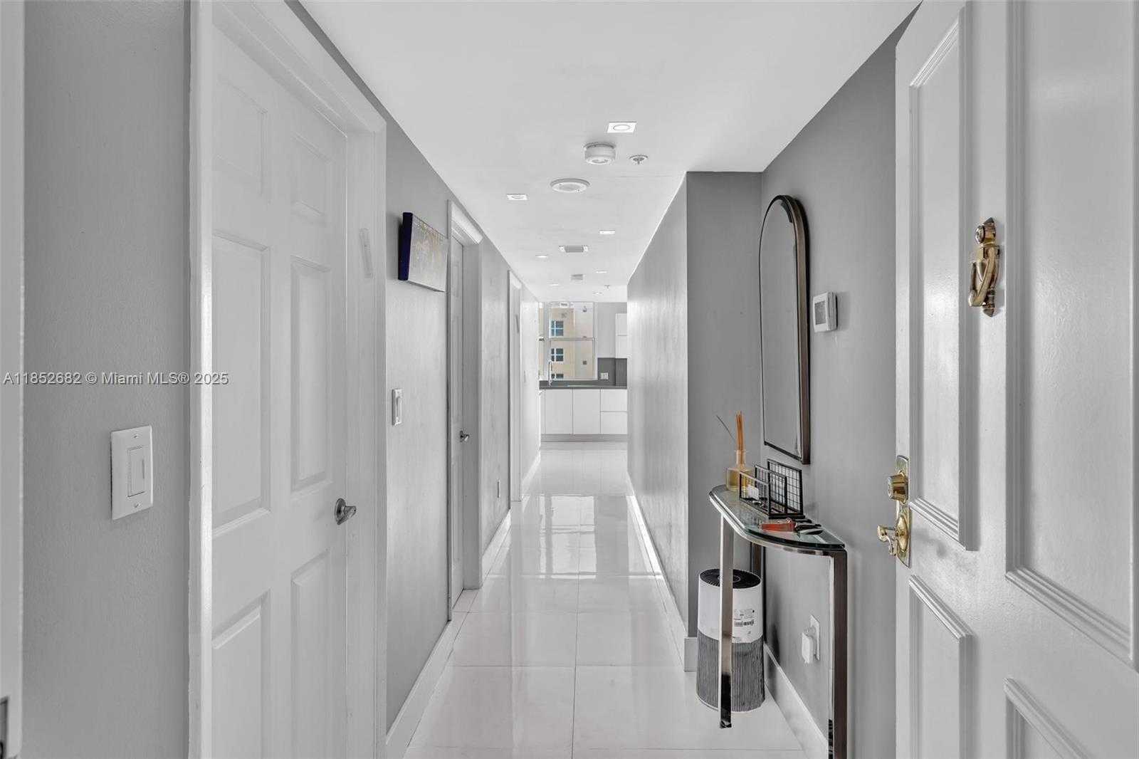 Small Image of 800 CLAUGHTON ISLAND DR #2001, Miami Number 25