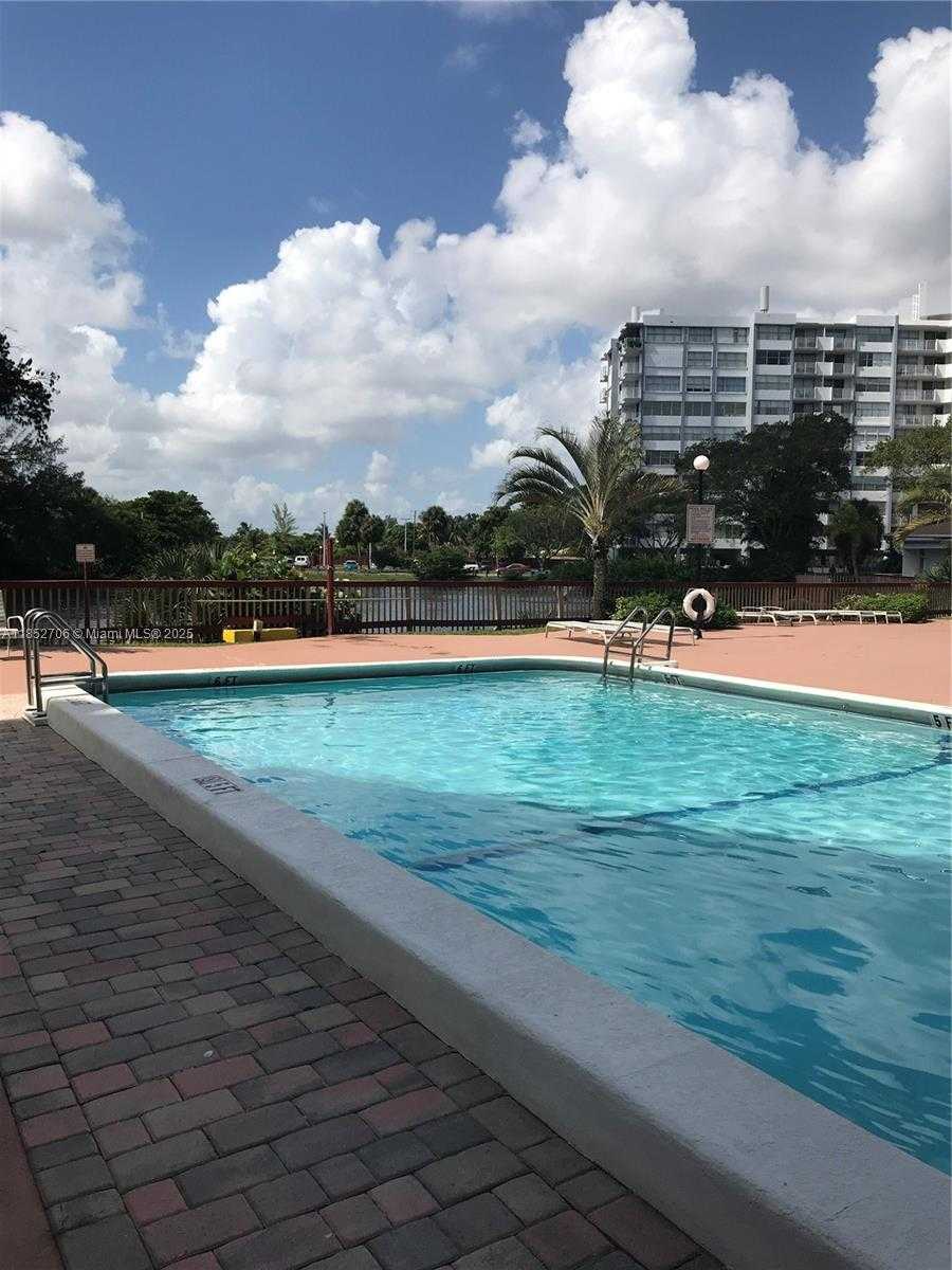 Small Image of 1300 NORTH EAST MIAMI GARDENS DR #512E, Miami Number 4