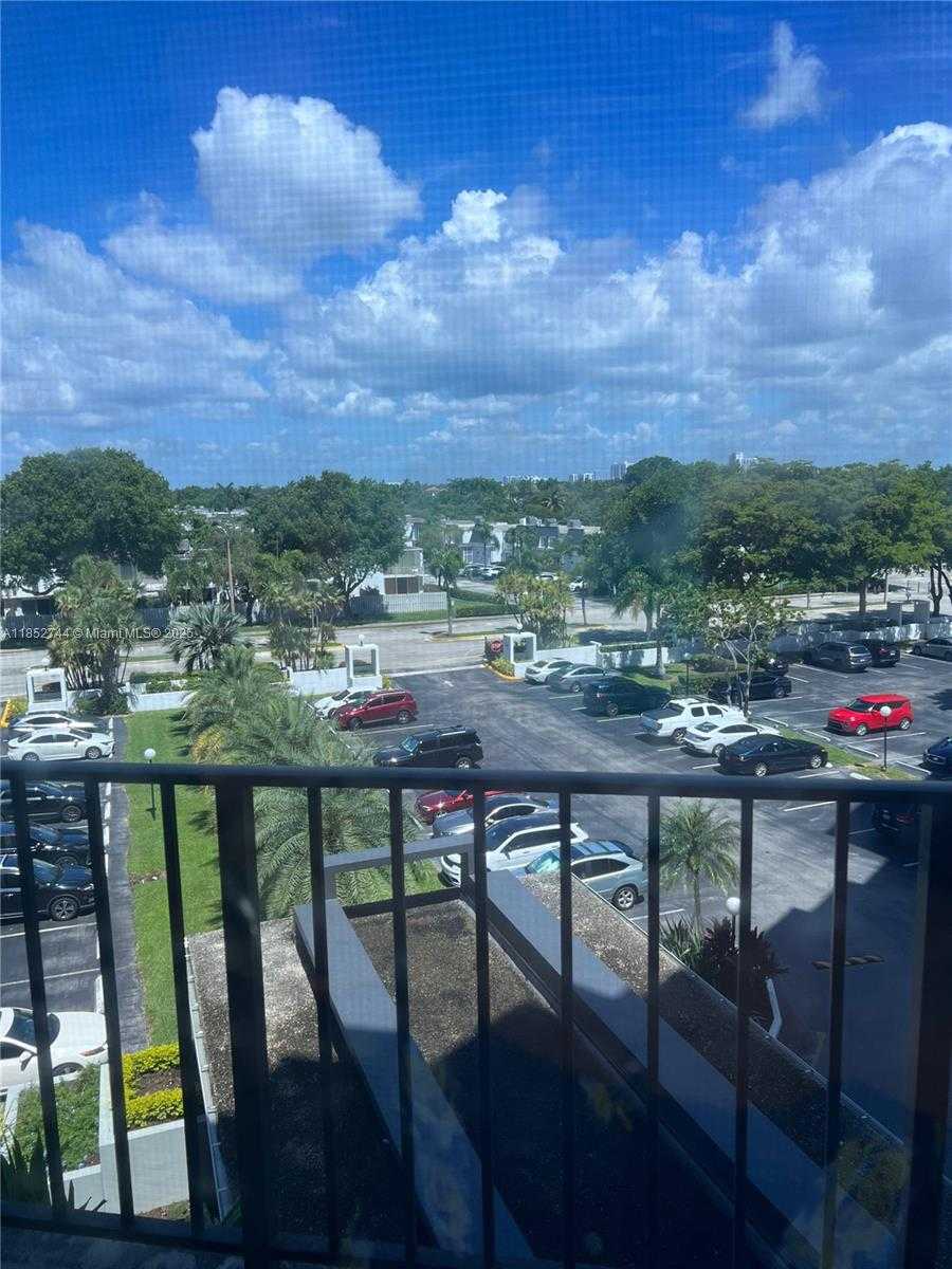 Small Image of 1000 PARKVIEW DR #523, Hallandale Beach Number 15