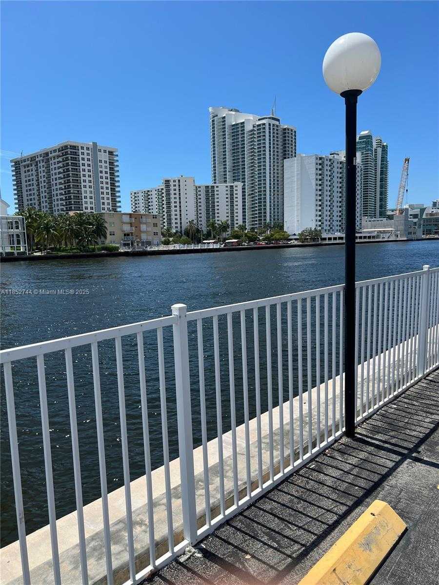 Small Image of 1000 PARKVIEW DR #523, Hallandale Beach Number 9