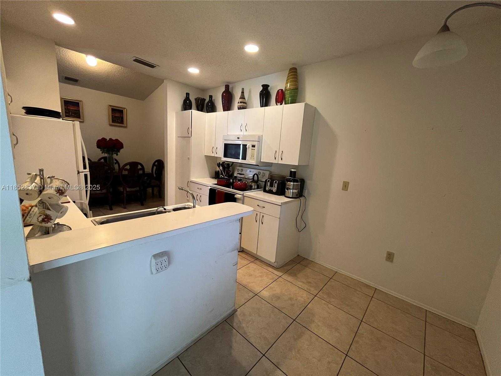 Small Image of 16312 MALIBU DR, Weston Number 17