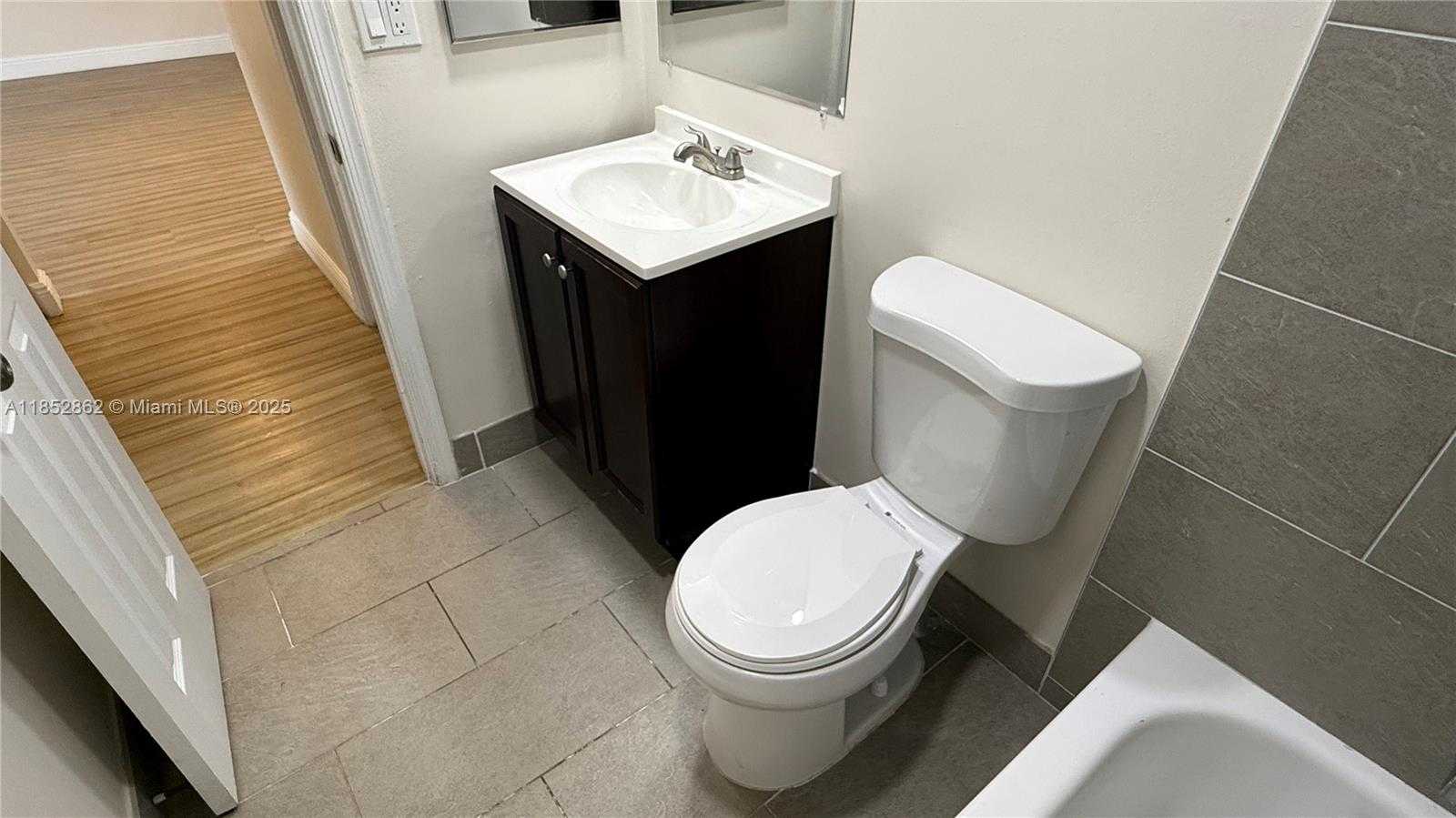 Small Image of 1006 TWIN LAKES DR #20-E, Coral Springs Number 28