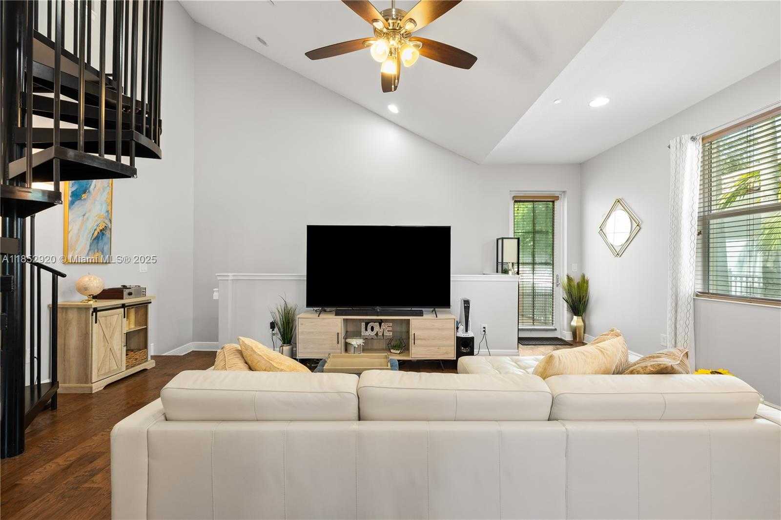 Small Image of 8154 CASCADA ISLES DR, Cooper City Number 12