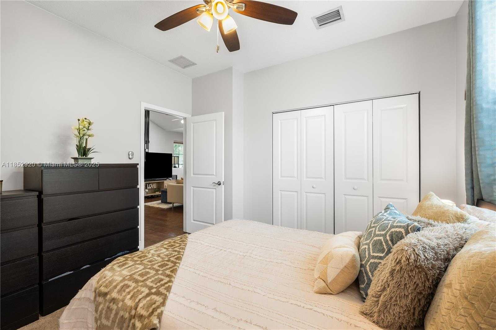 Small Image of 8154 CASCADA ISLES DR, Cooper City Number 18