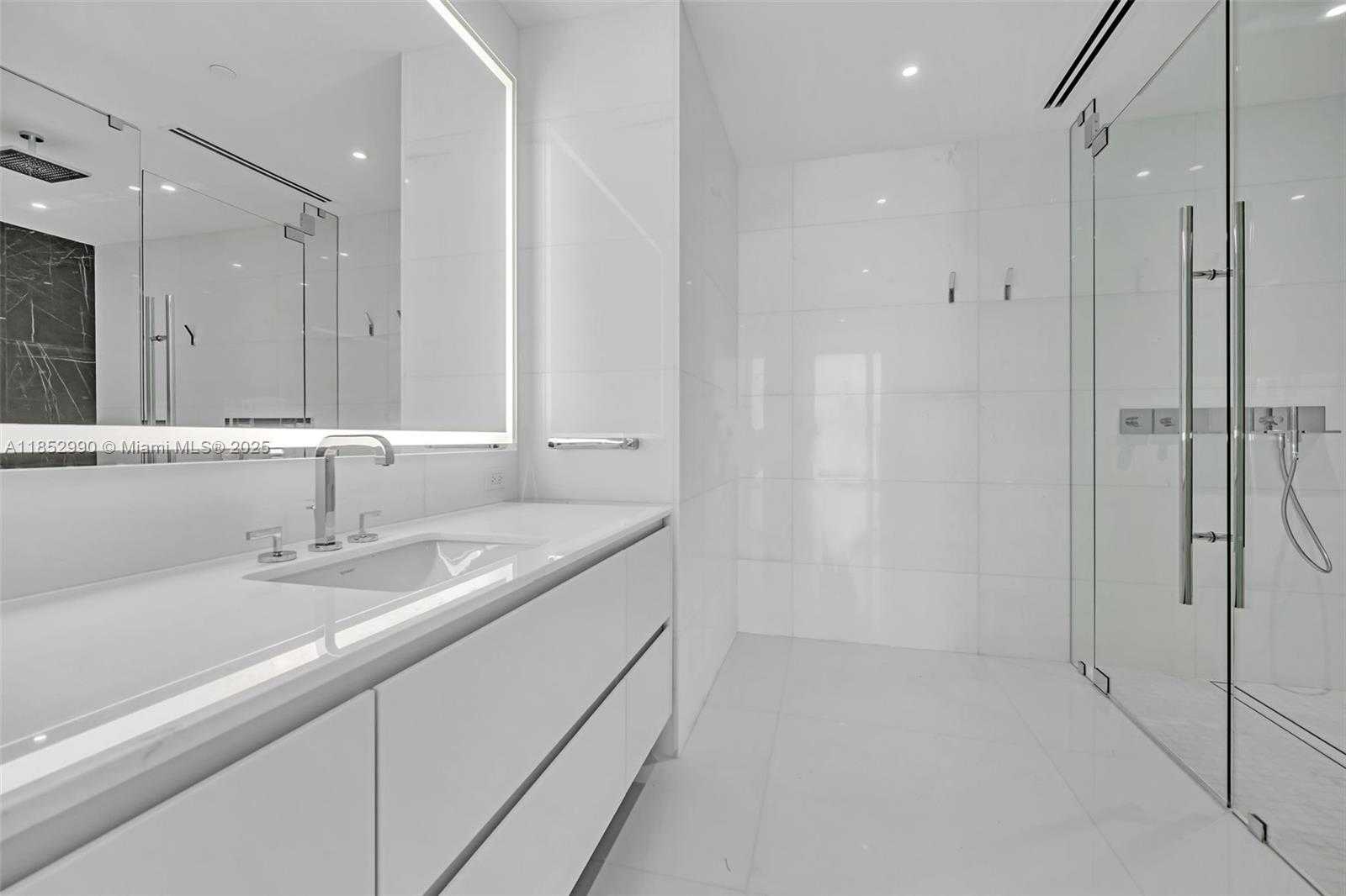 Small Image of 300 BISCAYNE BOULEVARD WAY #3809W, Miami Number 17