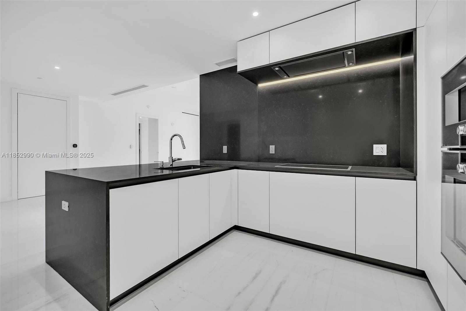 Small Image of 300 BISCAYNE BOULEVARD WAY #3809W, Miami Number 5
