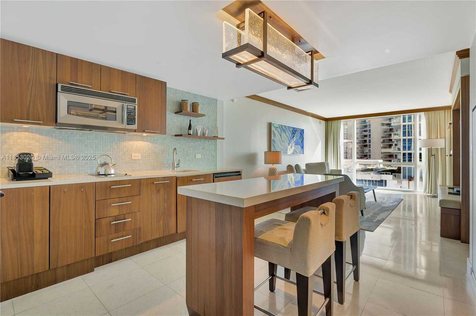Small Image of 6801 COLLINS AVE #806, Miami Beach Number 3