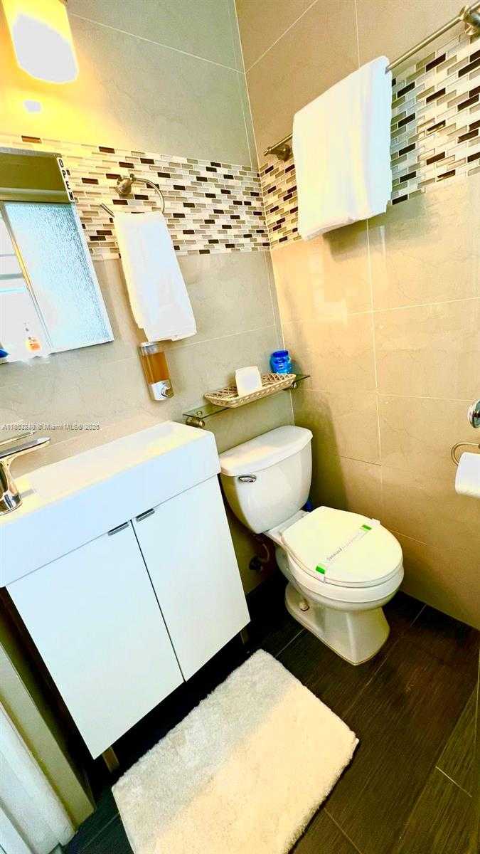 Small Image of 335 OCEAN DR #335, Miami Beach Number 2