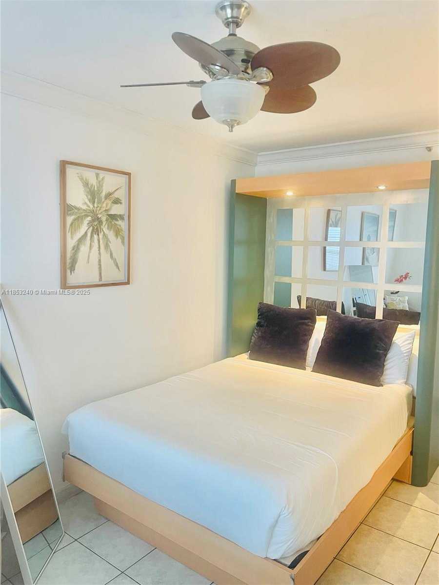 Small Image of 335 OCEAN DR #335, Miami Beach Number 3