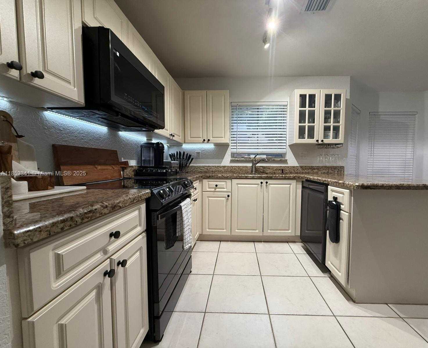 Small Image of 14064 SOUTH FOREST OAK CIR, Davie Number 14