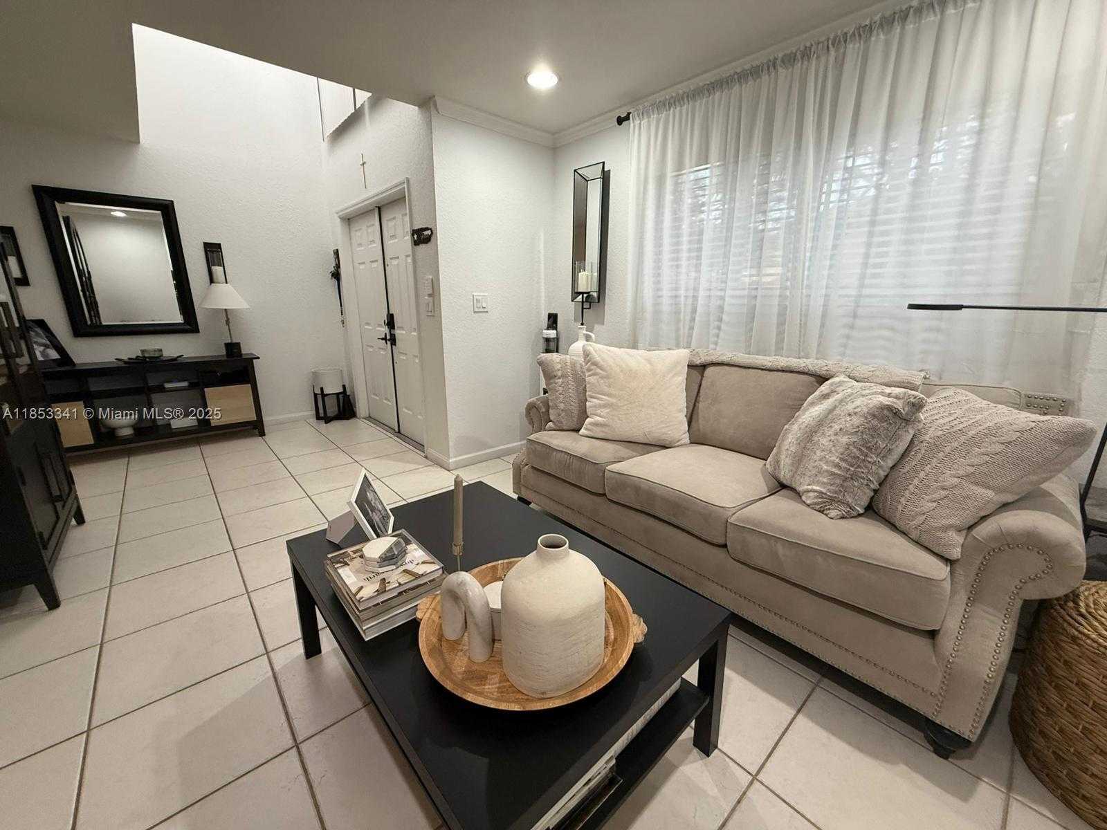 Small Image of 14064 SOUTH FOREST OAK CIR, Davie Number 3