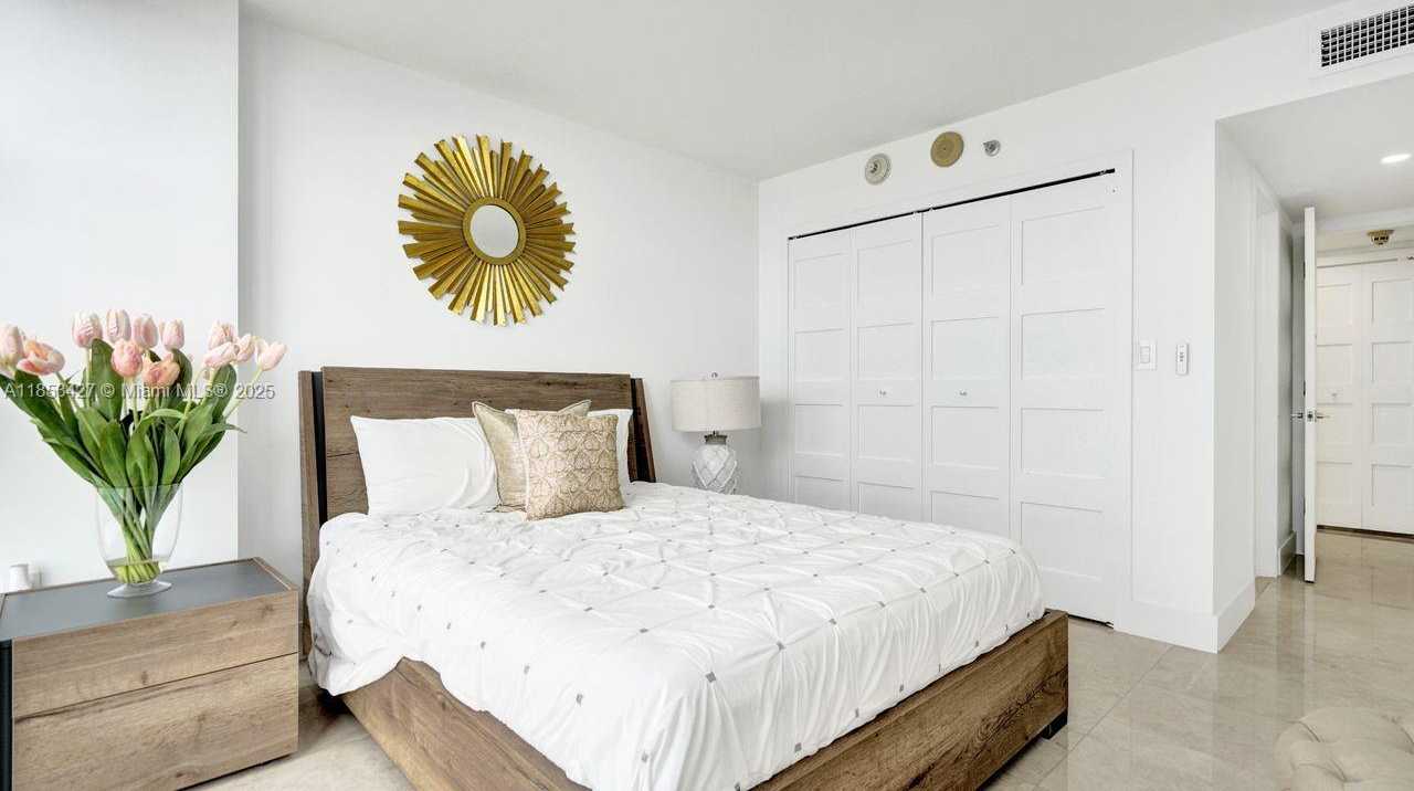 Small Image of 5757 COLLINS AVE #1605, Miami Beach Number 18
