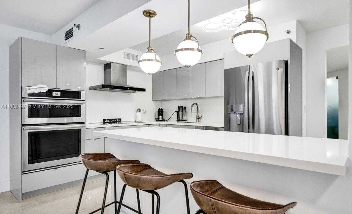 Small Image of 5757 COLLINS AVE #1605, Miami Beach Number 4