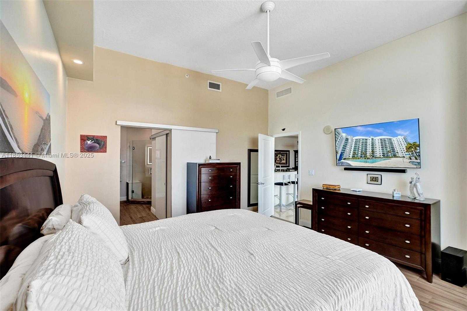 Small Image of 7900 HARBOR ISLAND DR #PH15, North Bay Village Number 27