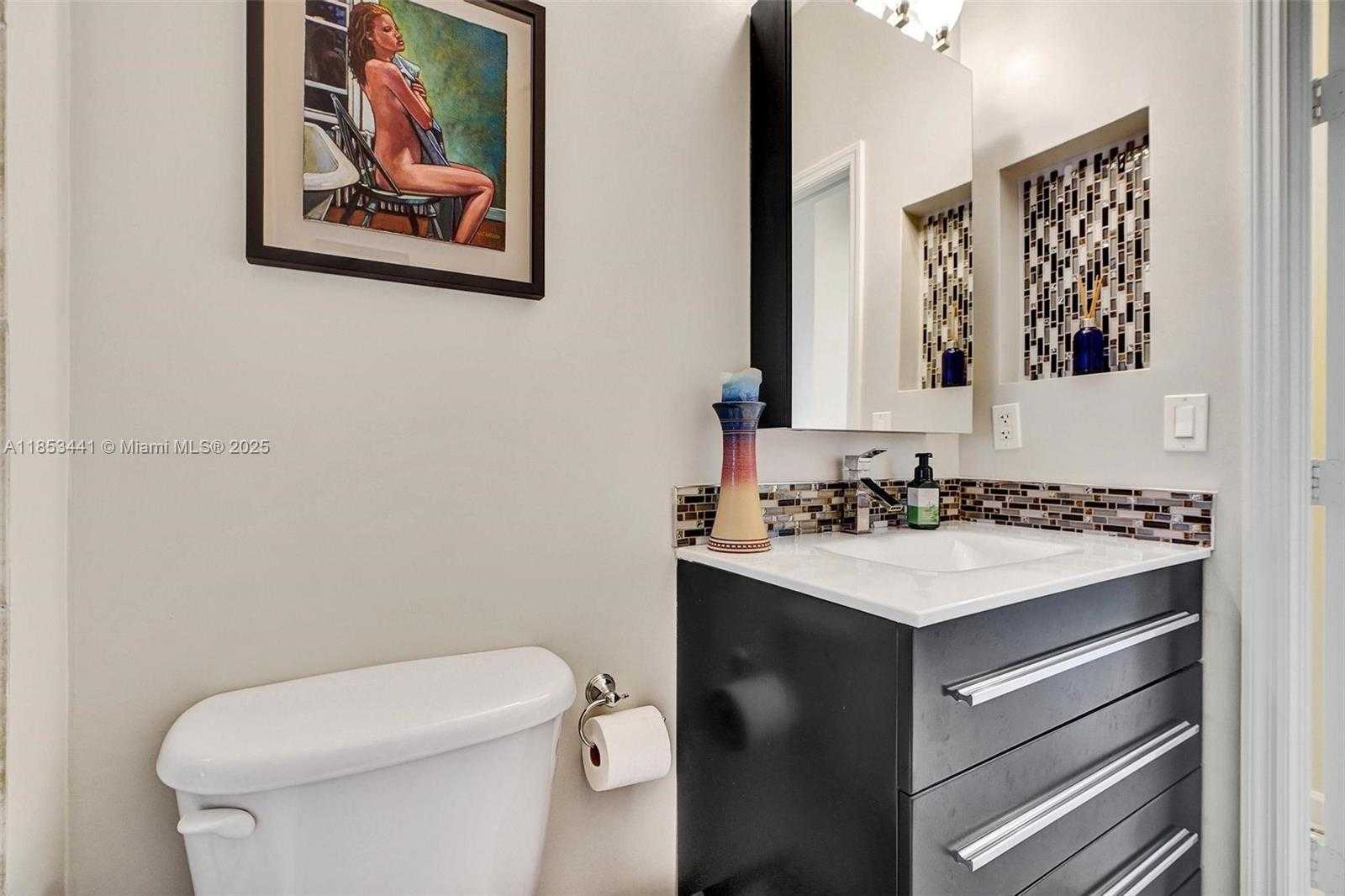 Small Image of 7900 HARBOR ISLAND DR #PH15, North Bay Village Number 39
