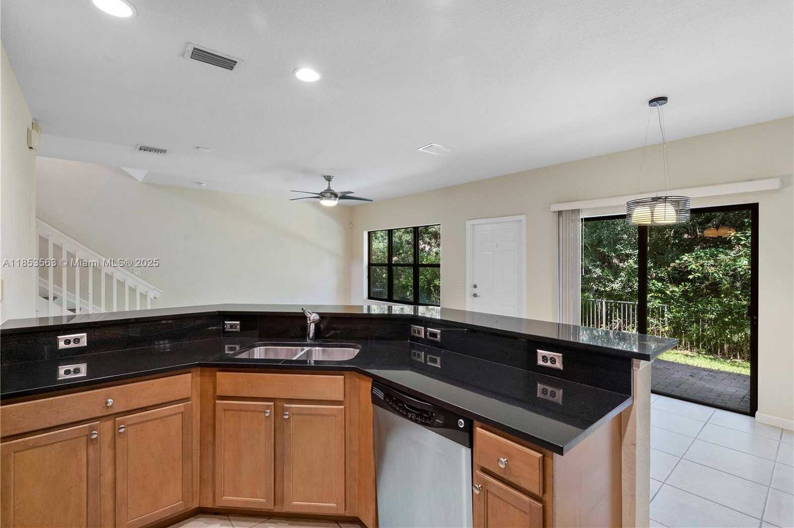 Small Image of 6116 EAST GRAND CYPRESS CIR E, Coconut Creek Number 28