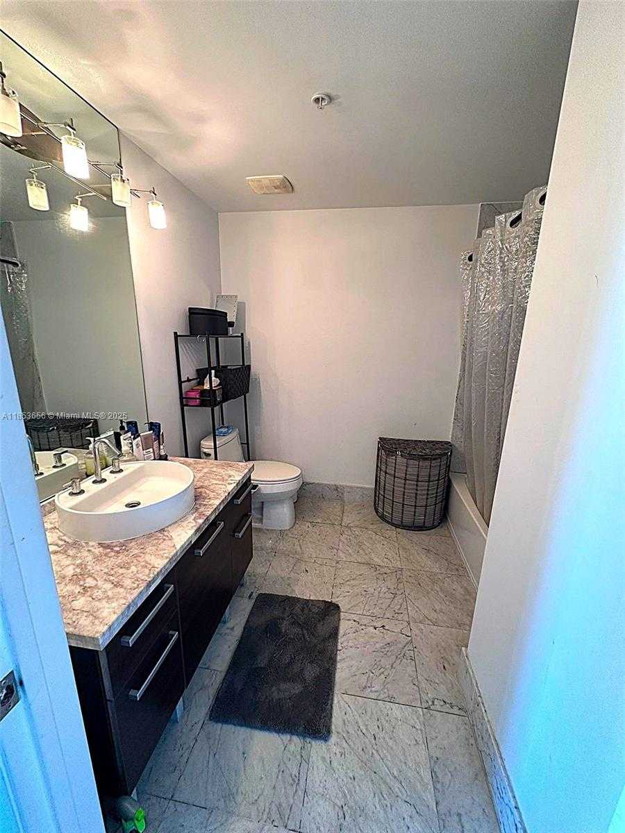 Small Image of 244 BISCAYNE BLVD #3707, Miami Number 22