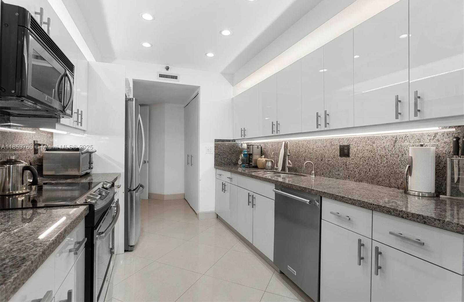 Small Image of 19500 TURNBERRY WAY #7A, Aventura Number 11