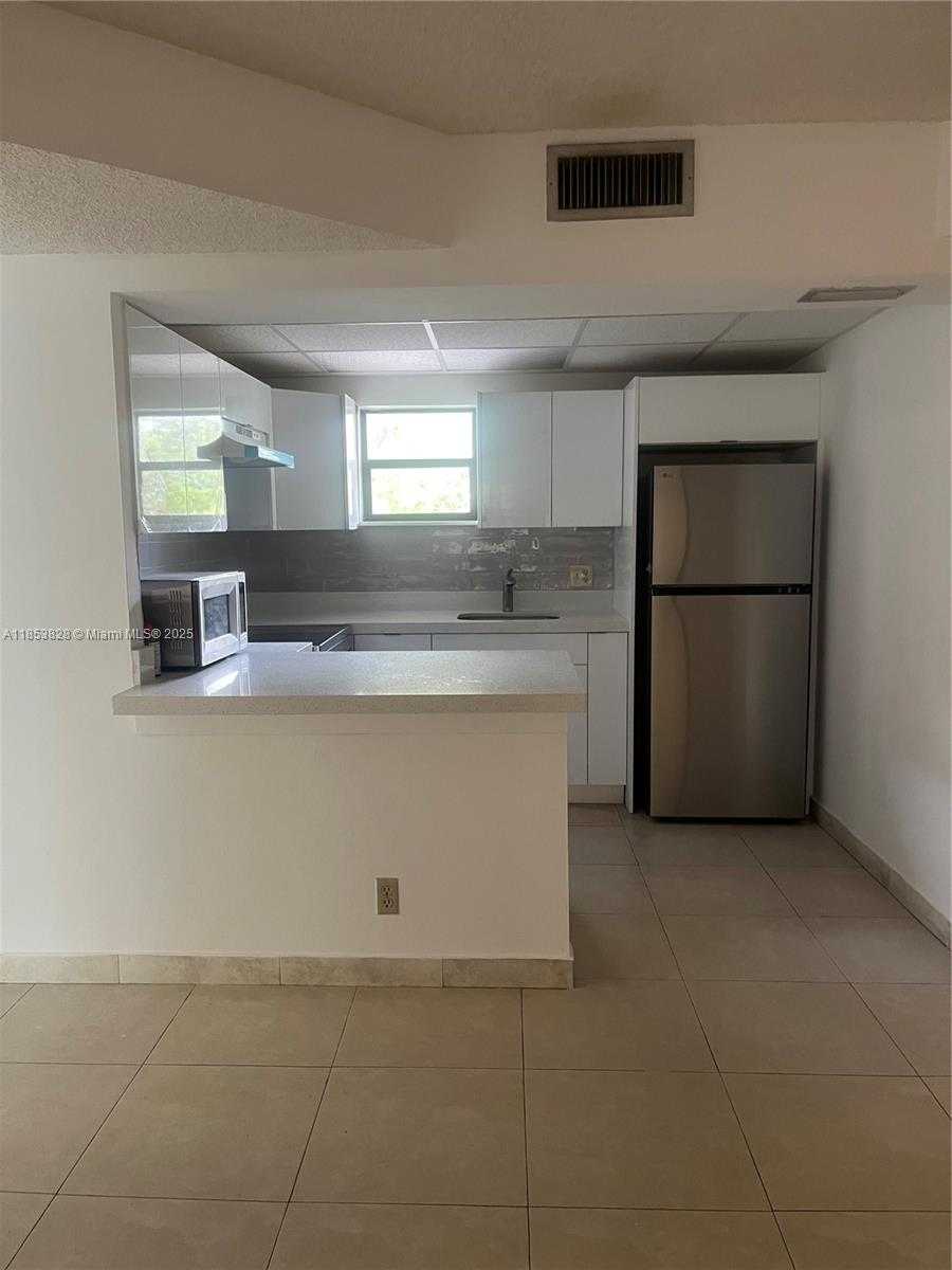 Small Image of 8290 LAKE DR #317, Doral Number 2