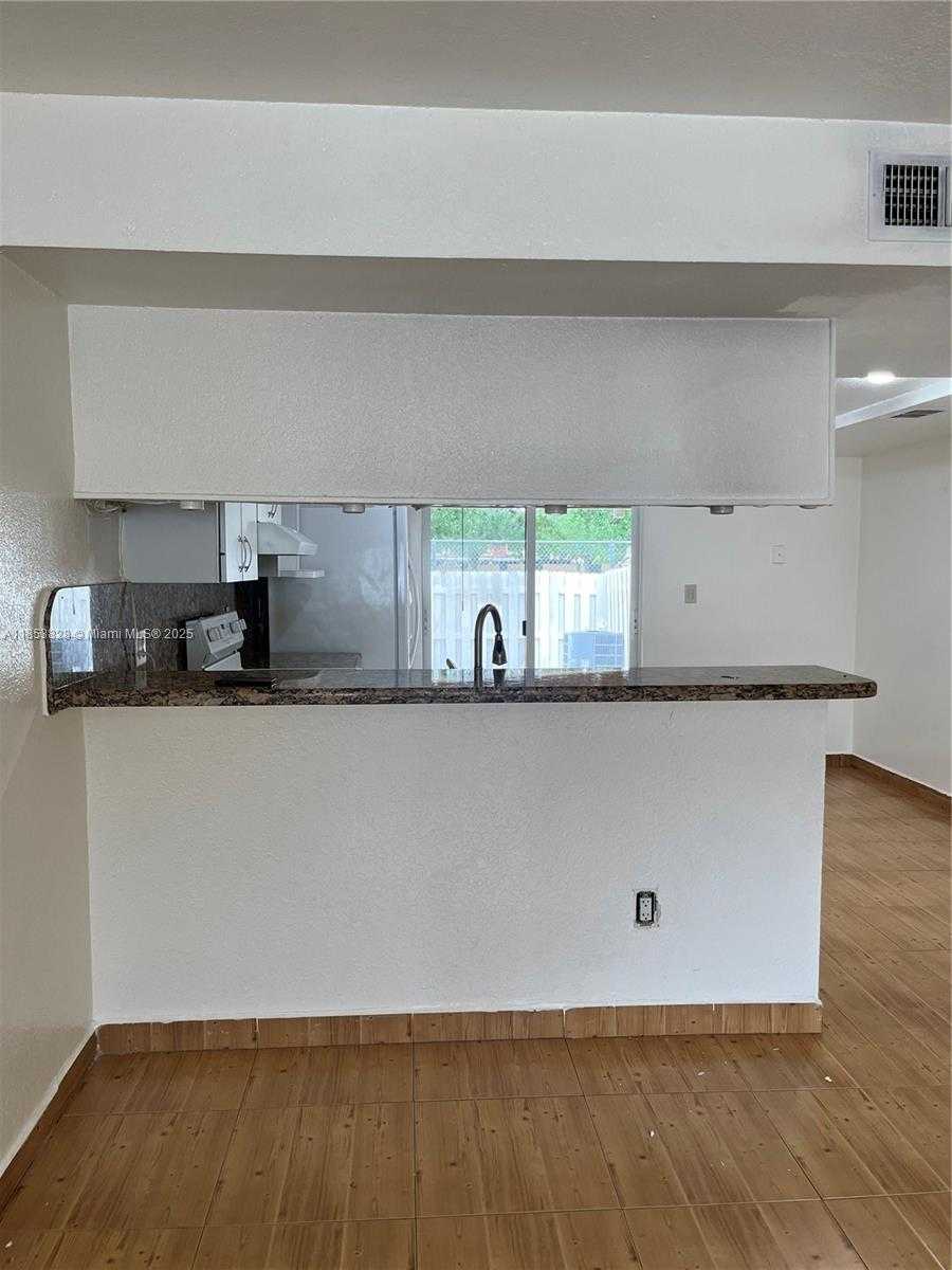 Small Image of 8290 LAKE DR #317, Doral Number 6