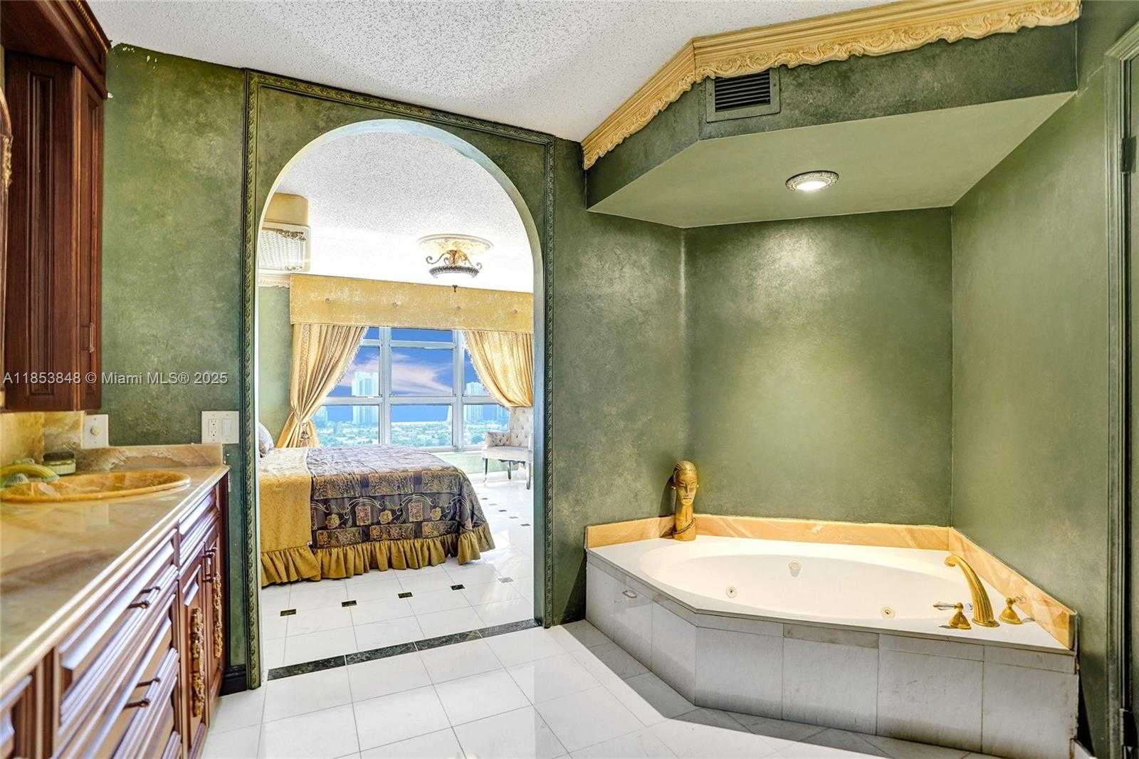 Small Image of 3530 MYSTIC POINTE DR #2915, Aventura Number 4