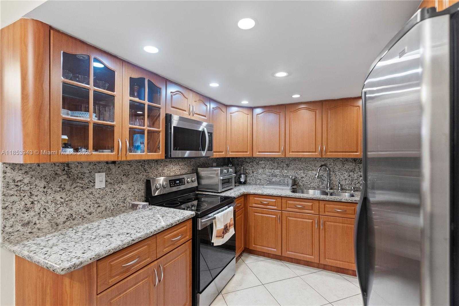 Small Image of 13953 KENDALE LAKES CR #305B, Miami Number 17
