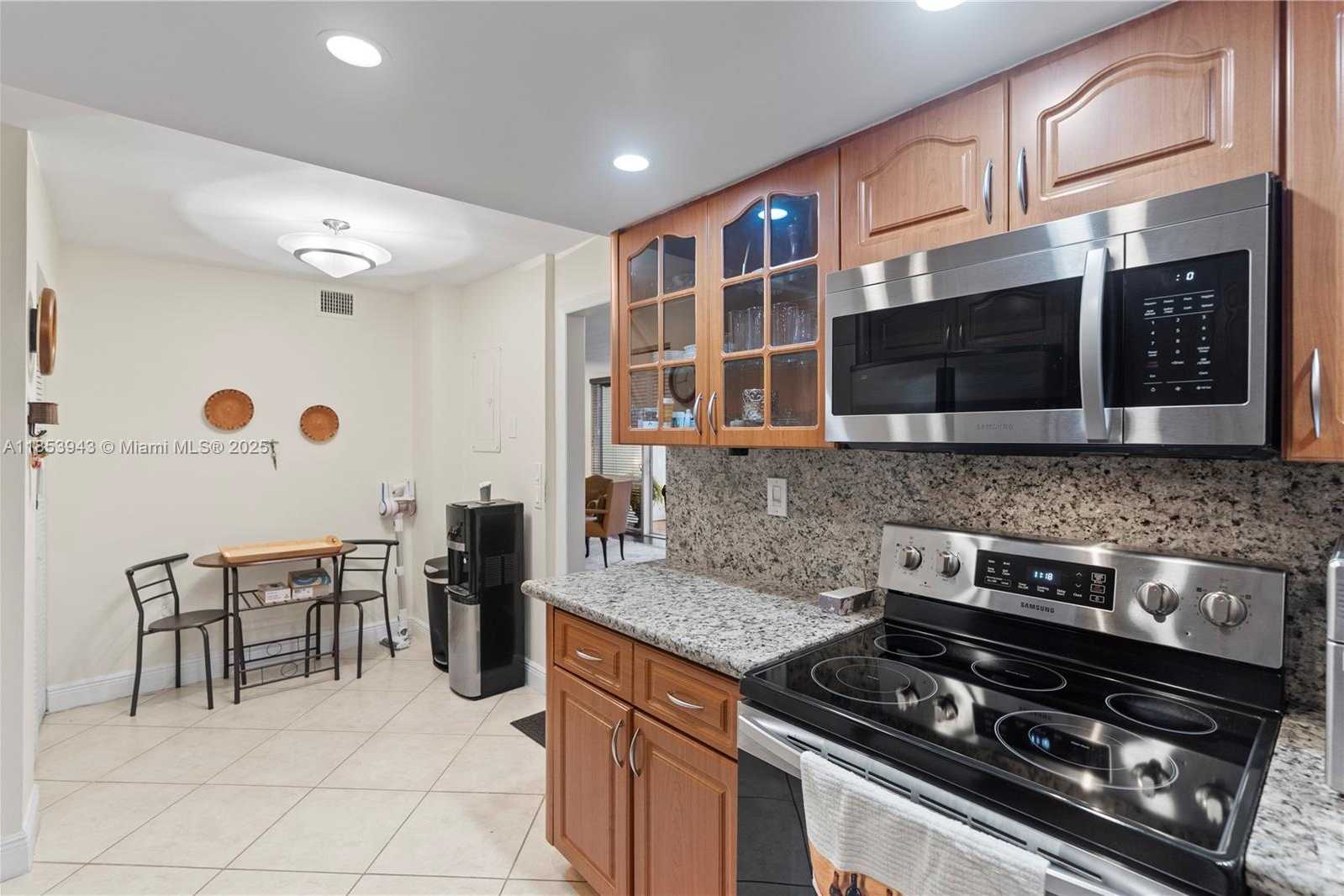 Small Image of 13953 KENDALE LAKES CR #305B, Miami Number 18
