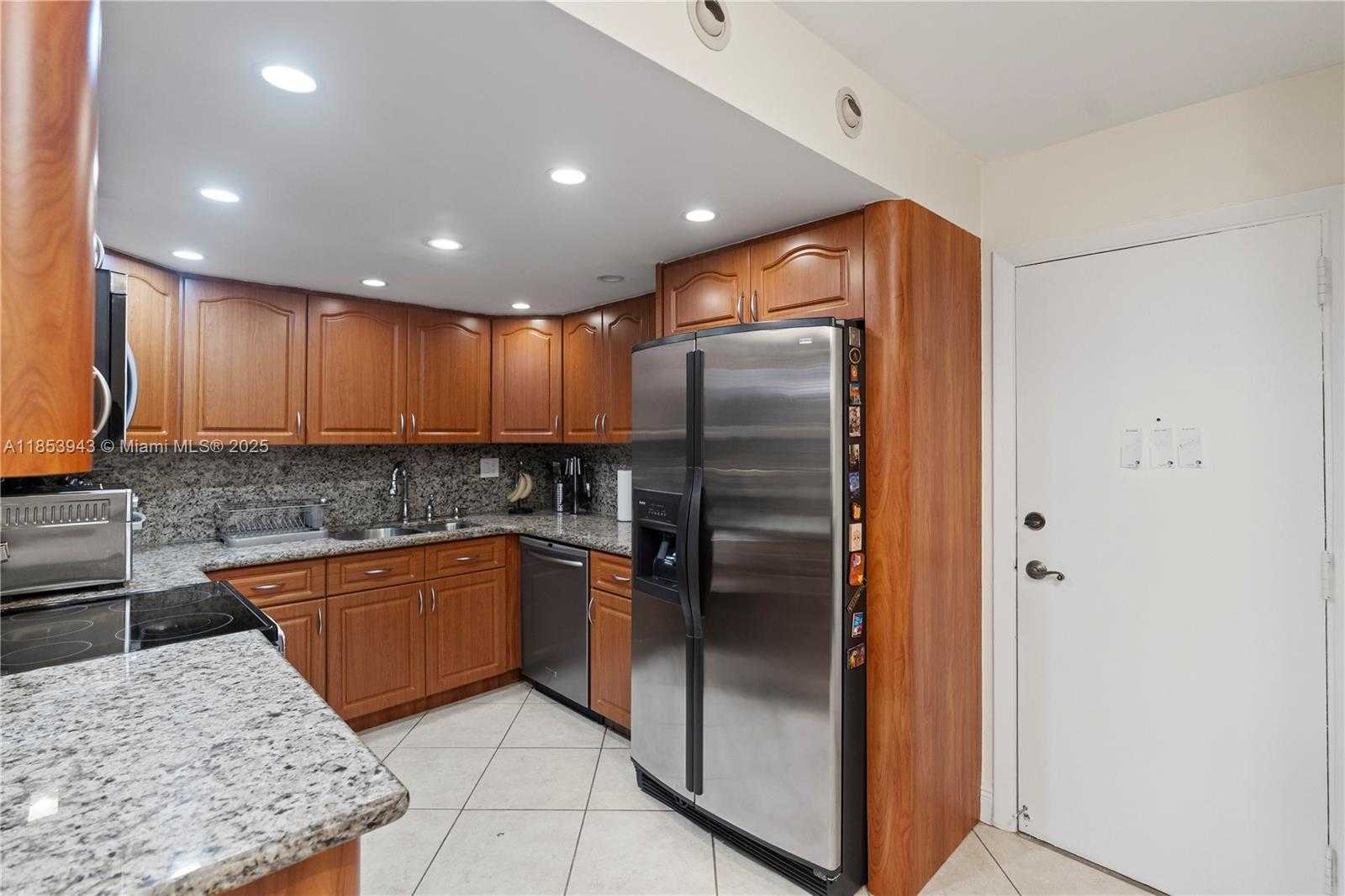 Small Image of 13953 KENDALE LAKES CR #305B, Miami Number 20