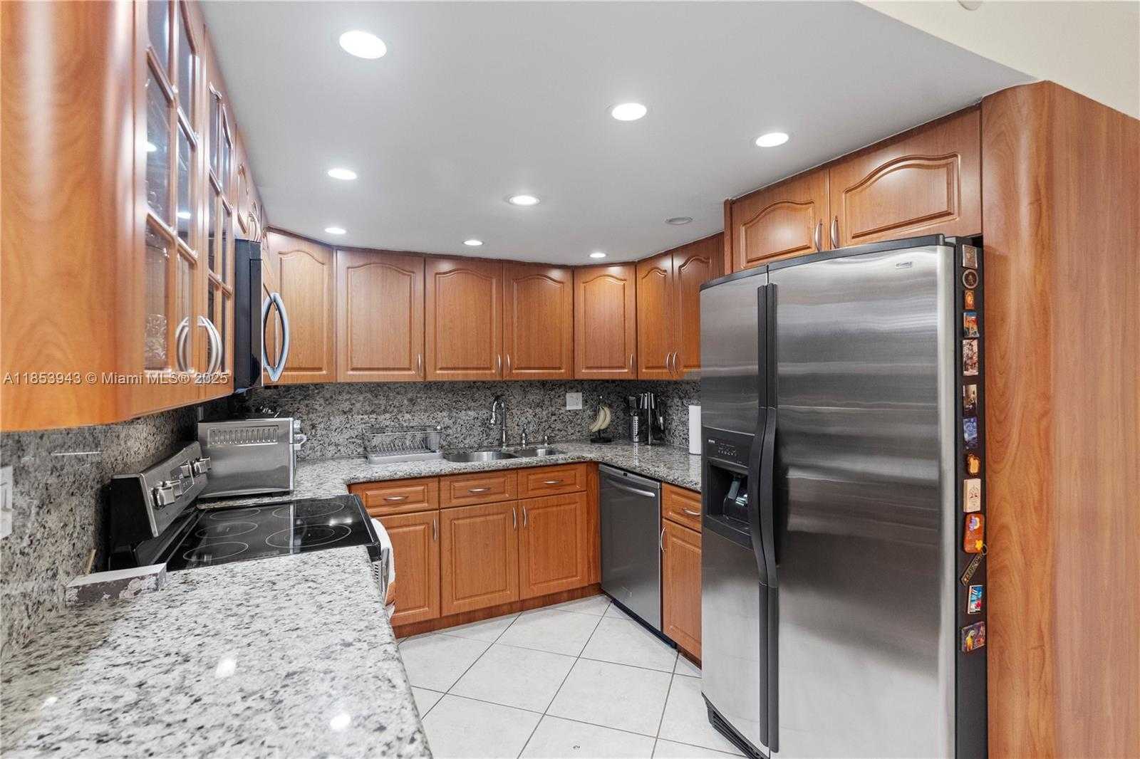 Small Image of 13953 KENDALE LAKES CR #305B, Miami Number 23
