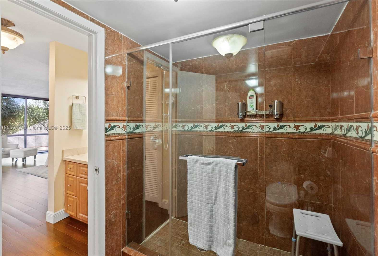 Small Image of 13953 KENDALE LAKES CR #305B, Miami Number 35