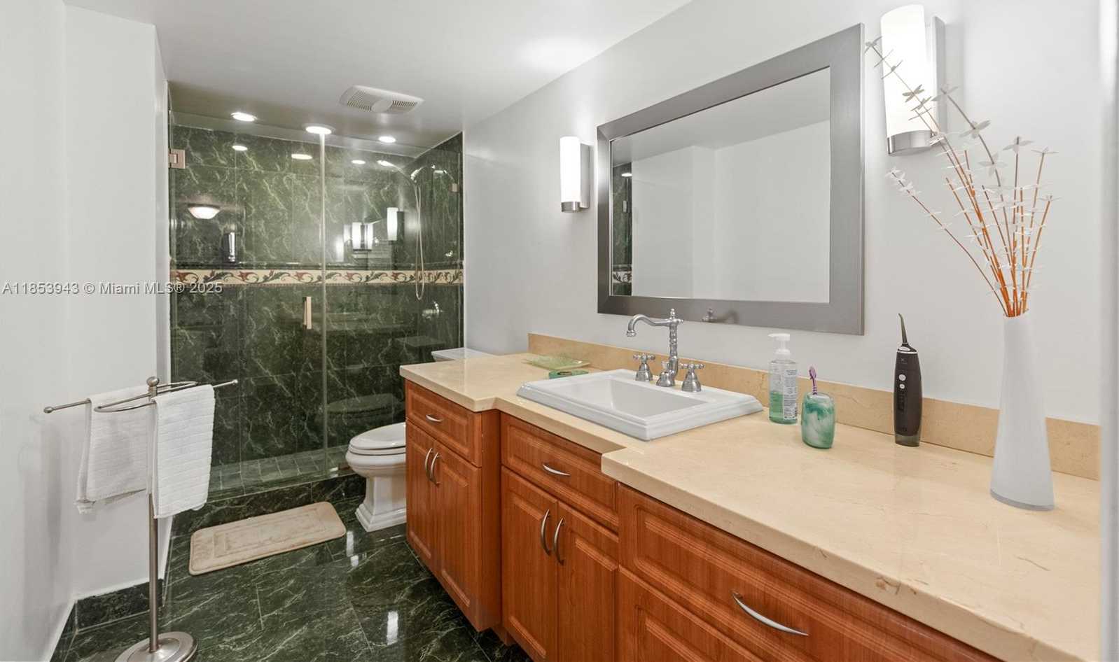 Small Image of 13953 KENDALE LAKES CR #305B, Miami Number 36