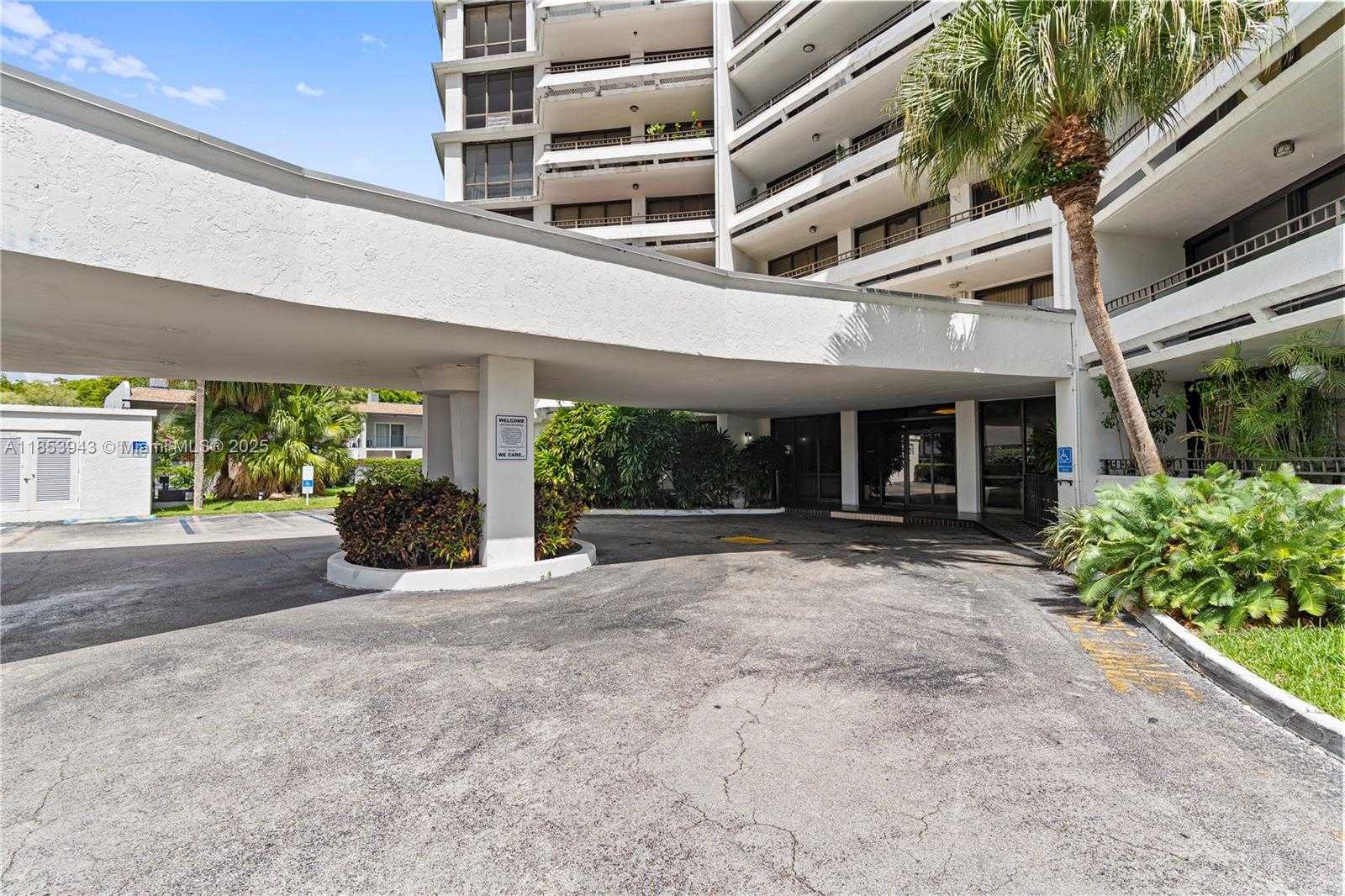 Small Image of 13953 KENDALE LAKES CR #305B, Miami Number 4