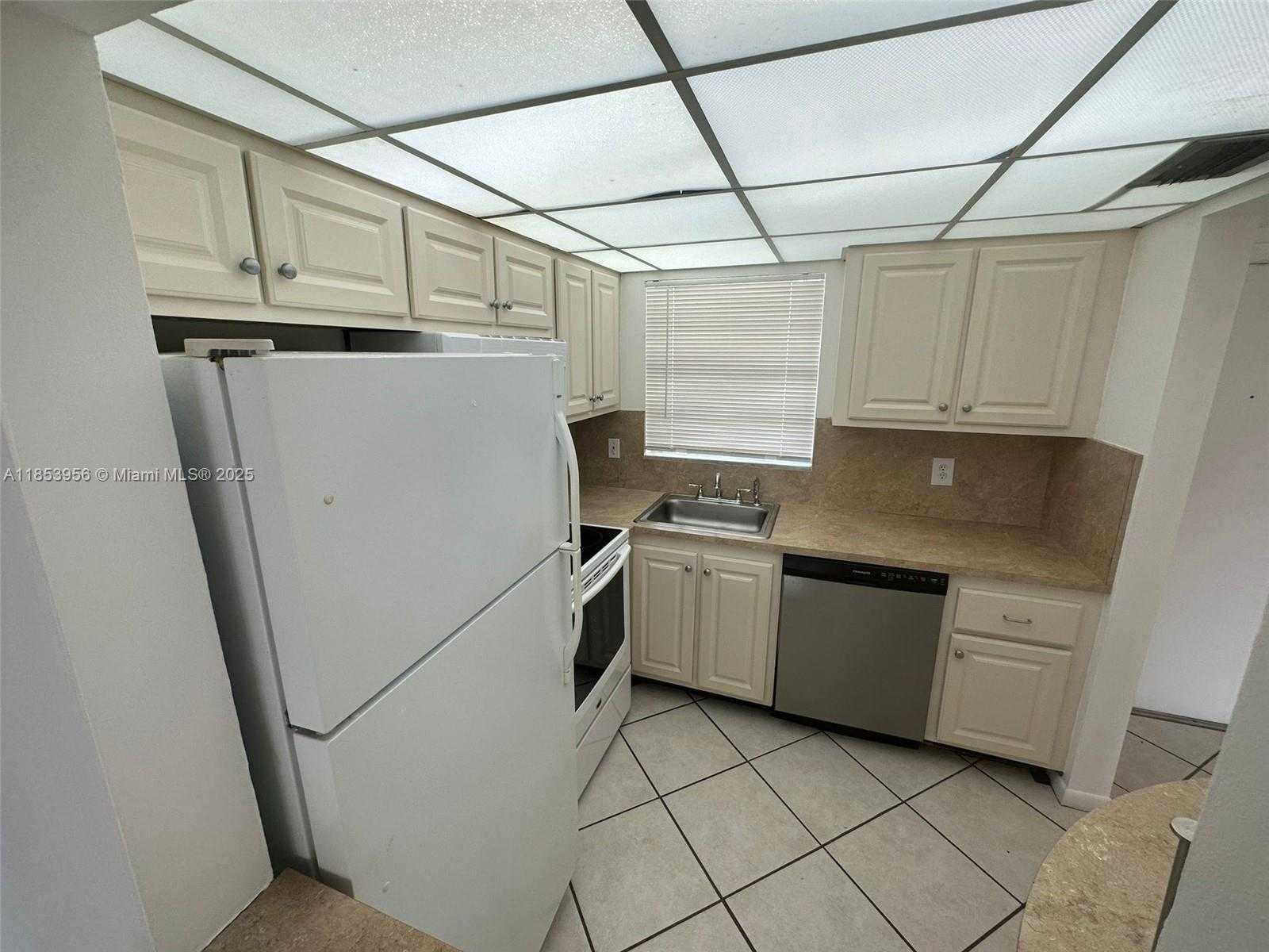 Small Image of 1638 EMBASSY DR #307, West Palm Beach Number 3