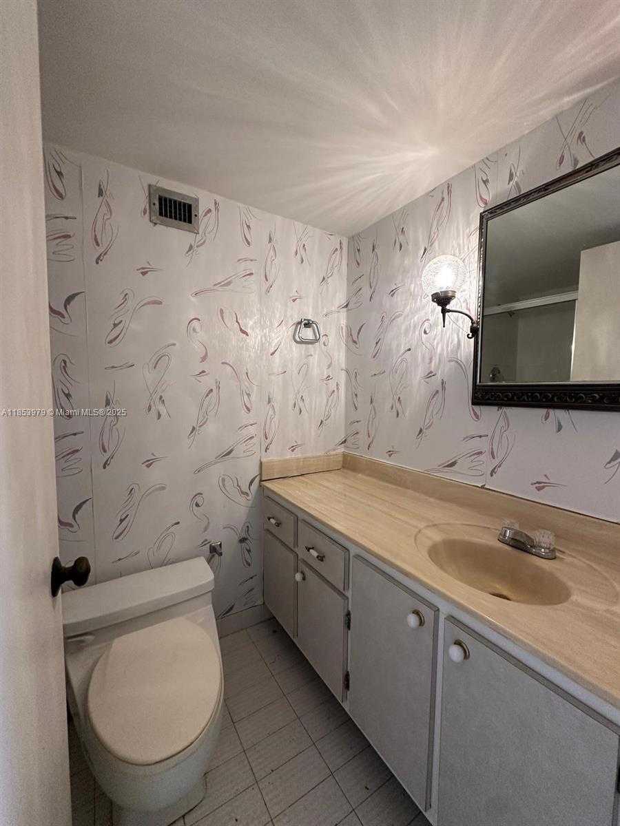 Small Image of 6039 COLLINS AVE #414, Miami Beach Number 13