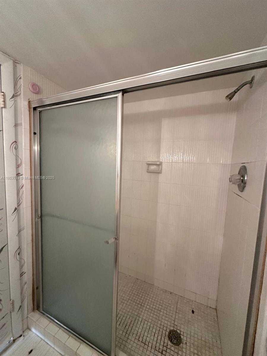 Small Image of 6039 COLLINS AVE #414, Miami Beach Number 14