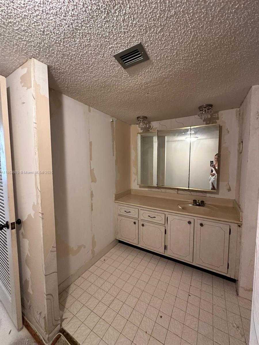 Small Image of 6039 COLLINS AVE #414, Miami Beach Number 15