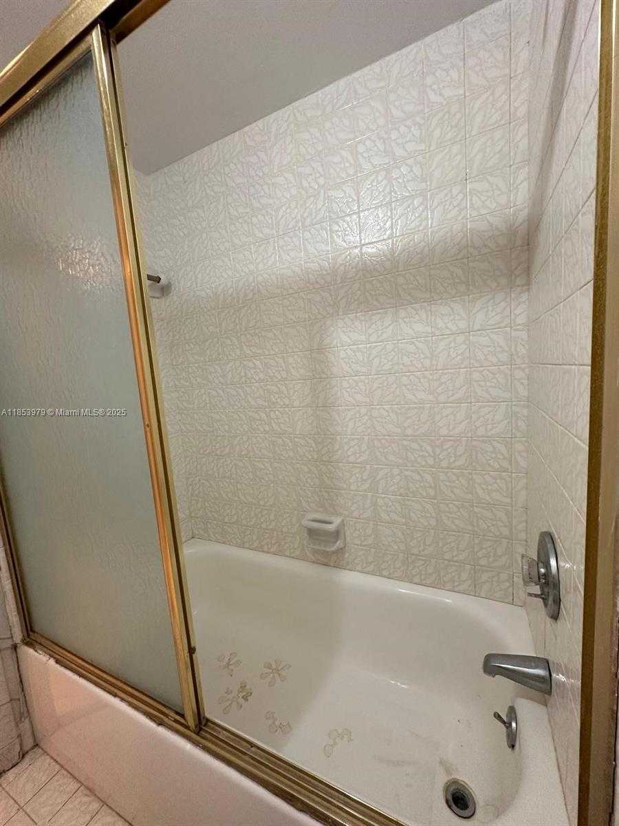 Small Image of 6039 COLLINS AVE #414, Miami Beach Number 16