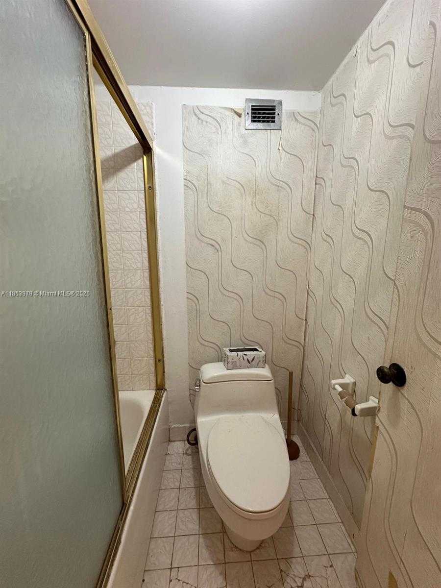 Small Image of 6039 COLLINS AVE #414, Miami Beach Number 17