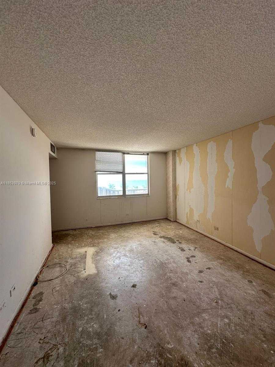 Small Image of 6039 COLLINS AVE #414, Miami Beach Number 19