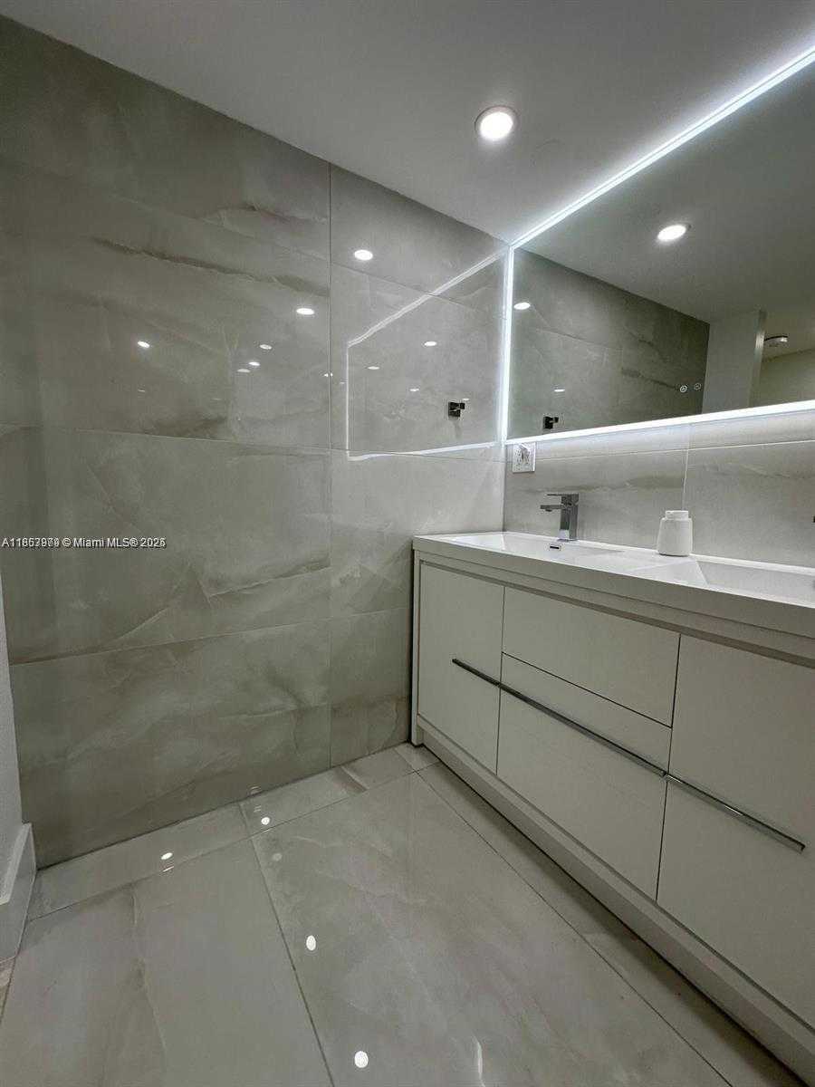 Small Image of 6039 COLLINS AVE #414, Miami Beach Number 36