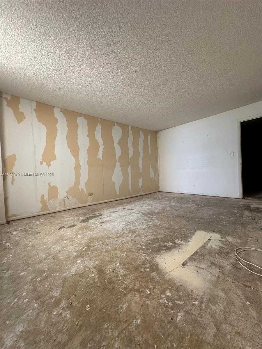 Small Image of 6039 COLLINS AVE #414, Miami Beach Number 7