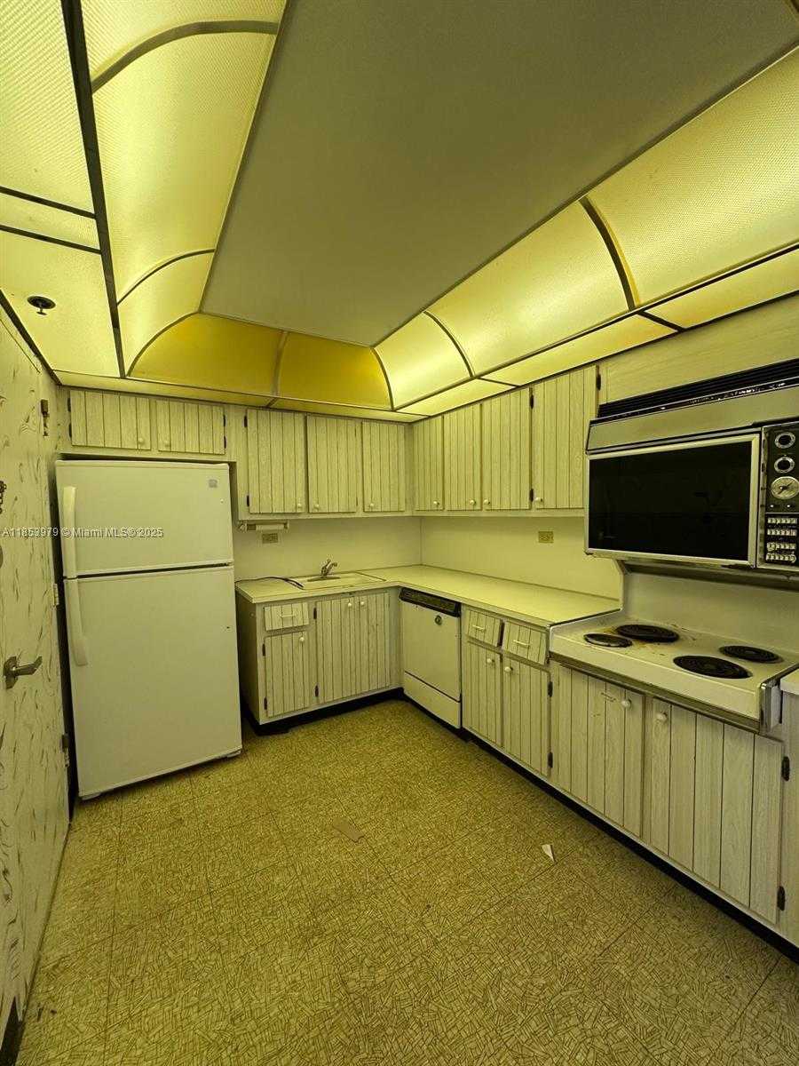 Small Image of 6039 COLLINS AVE #414, Miami Beach Number 8