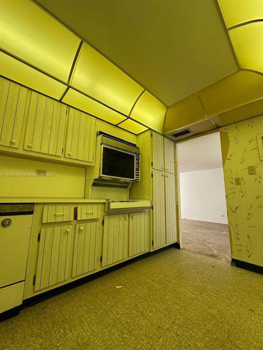 Small Image of 6039 COLLINS AVE #414, Miami Beach Number 9