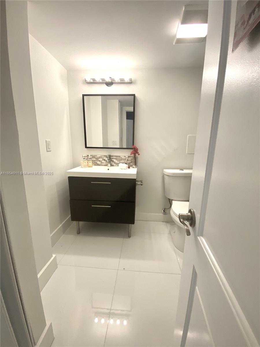 Small Image of 3301 NORTH COUNTRY CLUB DR #112, Aventura Number 14