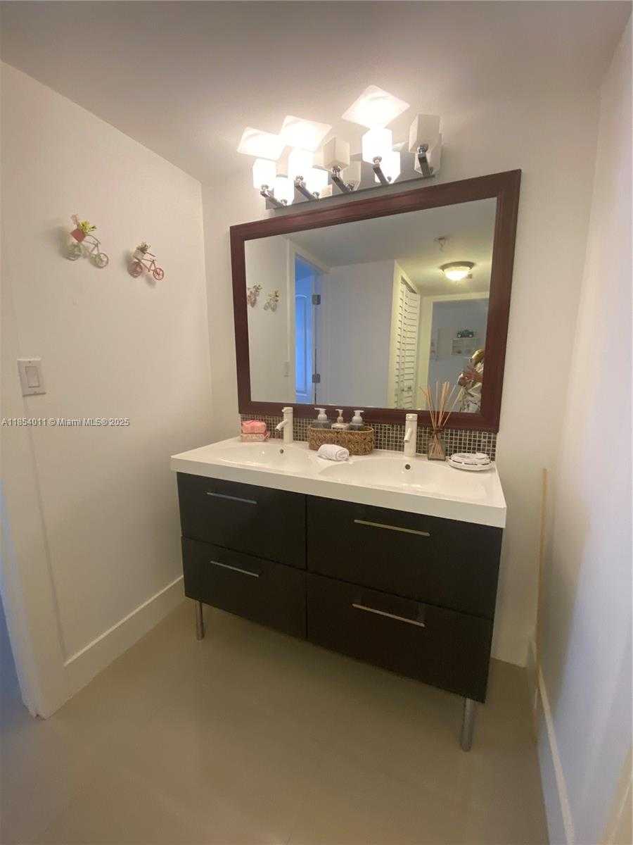 Small Image of 3301 NORTH COUNTRY CLUB DR #112, Aventura Number 19