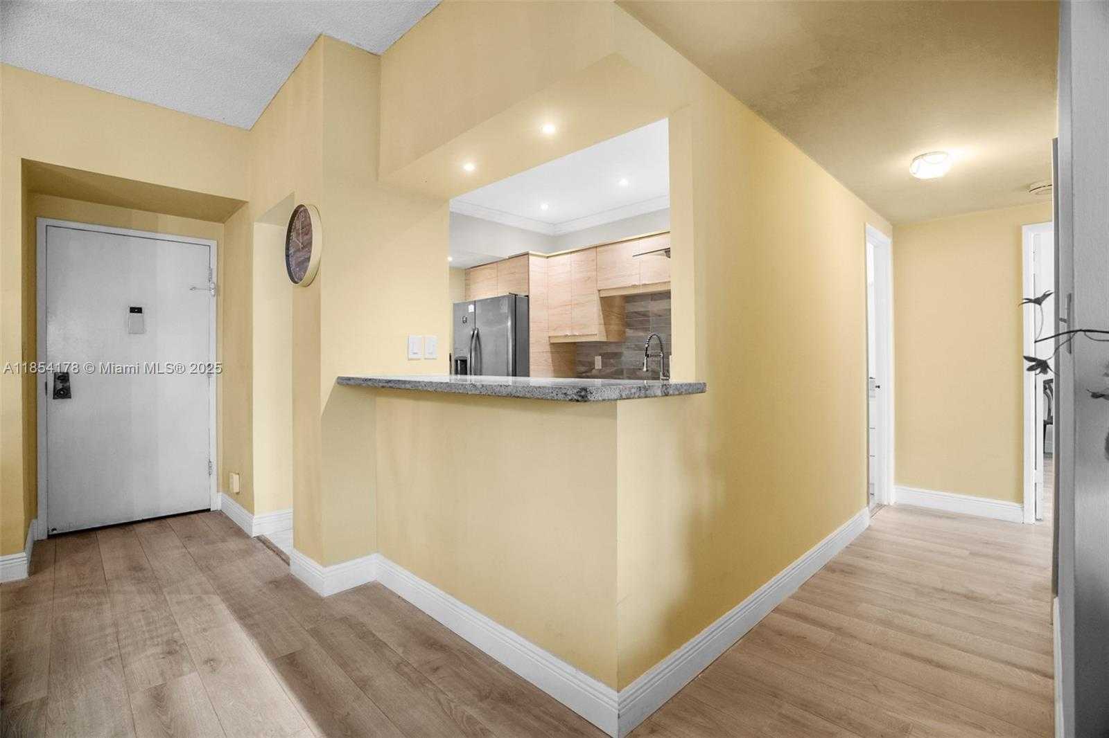 Small Image of 4350 HILLCREST DR #118, Hollywood Number 12