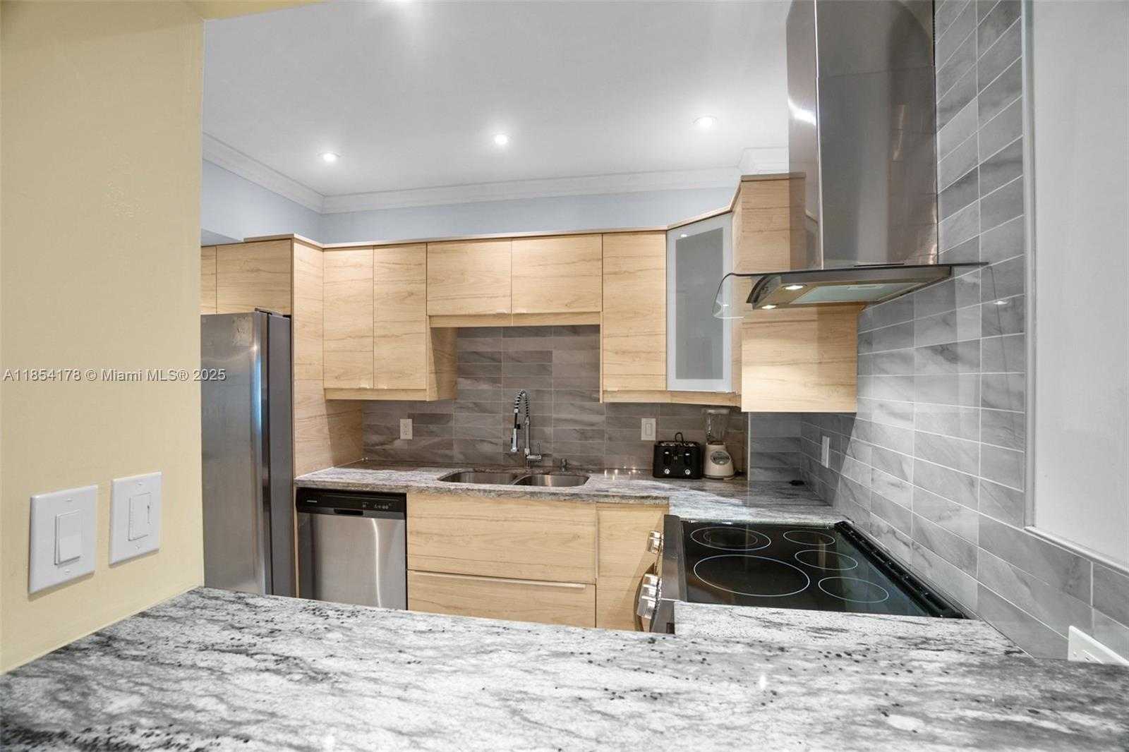 Small Image of 4350 HILLCREST DR #118, Hollywood Number 13