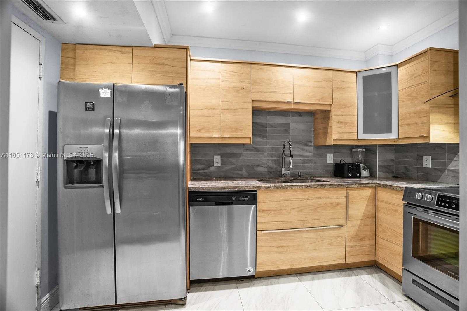 Small Image of 4350 HILLCREST DR #118, Hollywood Number 14